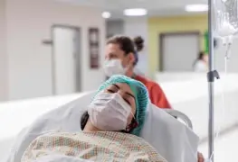 Tiene un bebé en el intestino: mujer va al médico por dolor de estómago y recibe impactante diagnóstico