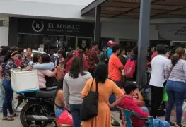 Padres de familias y jóvenes duermen a las afueras del Banco del Bienestar