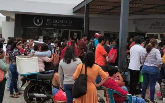 Padres de familias y jóvenes duermen a las afueras del Banco del Bienestar