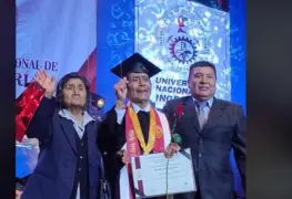 El abuelo se gradúa de una de las universidades más exigentes a los 70 años; gracias a sus padres