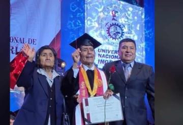 El abuelo se gradúa de una de las universidades más exigentes a los 70 años; gracias a sus padres