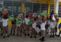Ayuntamiento de Comalcalco entrega regalos a niños en escuelas