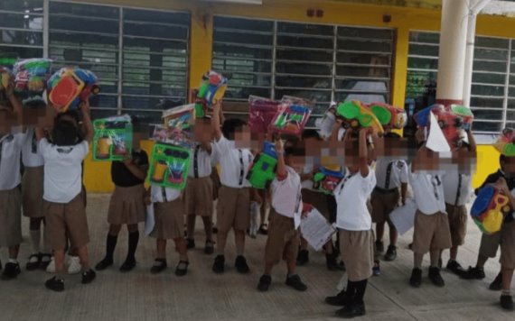 Ayuntamiento de Comalcalco entrega regalos a niños en escuelas