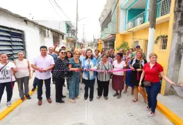 Entrega Centro calle con obra integral de pavimentación y drenaje en Col. Espejo I
