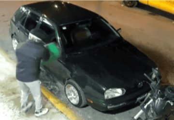 VIDEO: Presunto ex novio incendia carro de una mujer en Estado de México