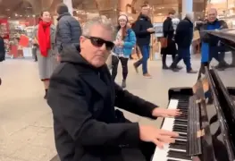 Chinos confrontan a pianista en Londres: "No nos puedes filmar"