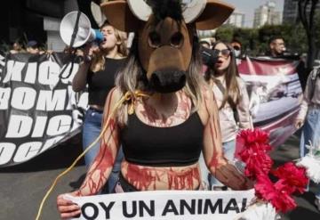 Activistas protestan por reanudación de corridas de toros en CDMX