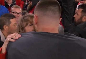 El emotivo beso de Taylor Swift y Travis Kelce para festejar el pase de los Chiefs al Super Bowl