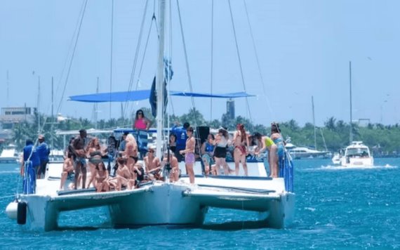 Barco turístico se hundió en Isla Mujeres; reportan fallecidos y desaparecidos