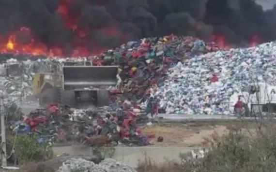 Incendio consume empresa de reciclaje de plásticos en Chalco