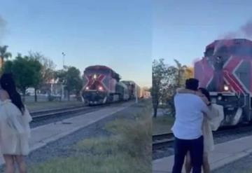 Pareja mexicana usa un tren para su revelación de género y causan sensación: ¿cómo le hicieron?