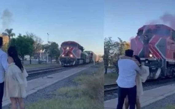 Pareja mexicana usa un tren para su revelación de género y causan sensación: ¿cómo le hicieron?