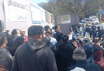 VIDEO: Padres de familia impiden desalojo de casa hogar en Naucalpan