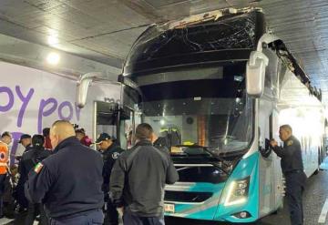 Accidente en CDMX: Autobús con turistas se atora bajo puente en la Del Valle; hay 14 lesionados