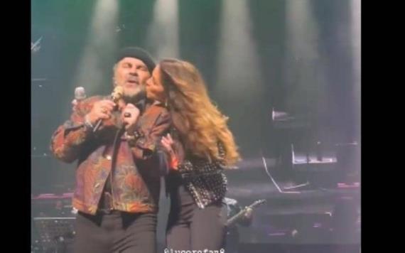 Lucero besa a Mijares en pleno concierto y redes aseguran que el amor volvió