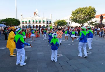 Vistosas y vigorosas comparsas del Carnaval en Villahermosa Nuestra Memoria !2024! deleitan a familias y visitantes