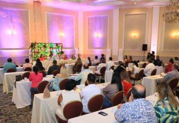 Integrantes del comité de feria de Tabasco se reúnen con los padres de las futuras embajadoras