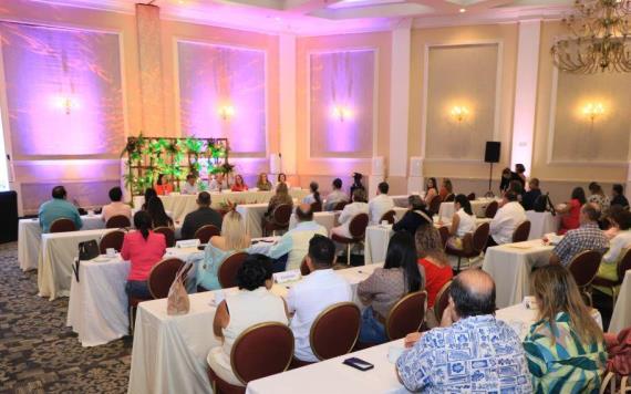 Integrantes del comité de feria de Tabasco se reúnen con los padres de las futuras embajadoras