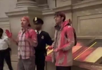 Activistas climáticos son detenidos tras rociar polvo rojo a la Constitución de EU