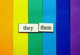 Despiden a mujer de la tercera edad por no entender los pronombres inclusivos