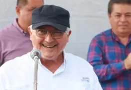 En intensa gira de trabajo, el presidente municipal de Comalcalco, Gregorio Efraín Espadas Méndez, dio el banderazo de inicio de dos importantes obras