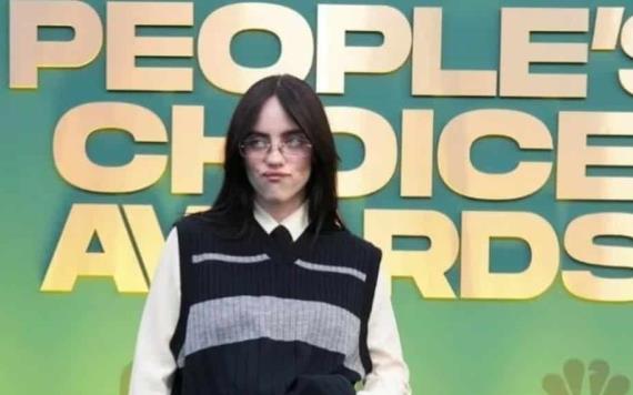 Captan a Billie Eilish molesta en los Peoples Choice Awards... ¿por tiktokers?; uno responde