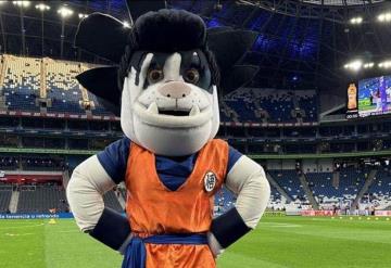 Akira Toriyama es homenajeado por equipo de la Liga MX; la mascota del equipo se disfraza de Gokú