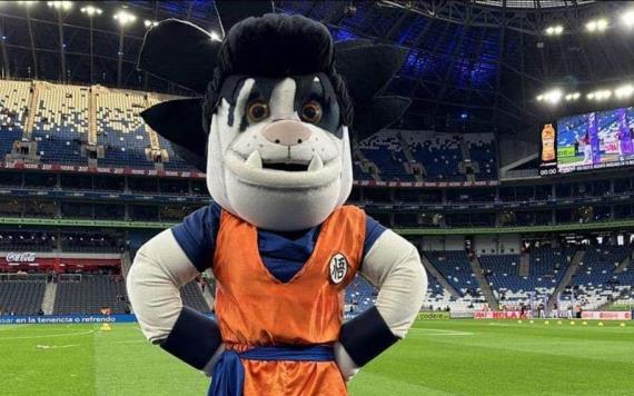 Akira Toriyama es homenajeado por equipo de la Liga MX; la mascota del equipo se disfraza de Gokú