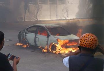 Con bombas molotov y petardos, normalistas de Ayotzinapa protestan frente a Fiscalía de Guerrero