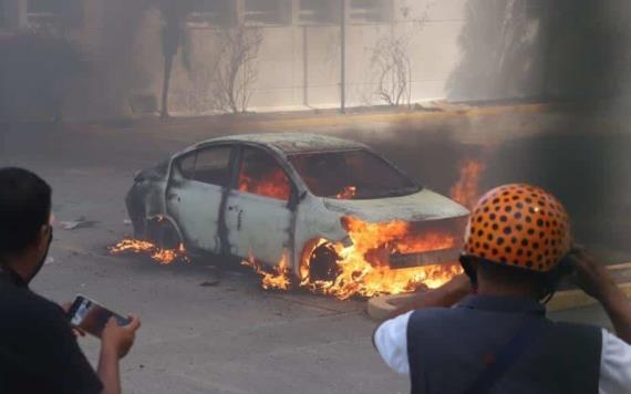 Con bombas molotov y petardos, normalistas de Ayotzinapa protestan frente a Fiscalía de Guerrero