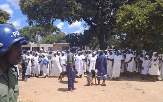 Rescatan a 250 niños forzados a trabajar en una secta cristiana en Zimbabue