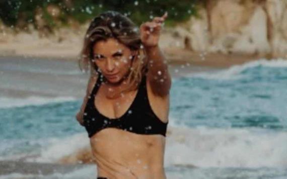 Ludwika Paleta luce un bikini negro básico para cualquier temporada