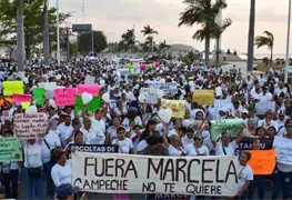 Marchan a favor de polic&iacute;as agredidos y contra inseguridad en Campeche