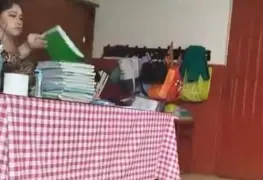 Exhiben en video a maestra tirando cuadernos de sus alumnos al piso