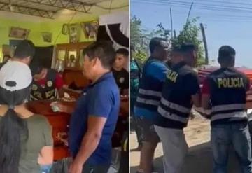 Video: Policías interrumpen velorio para confiscar ataúd con el cuerpo aún dentro