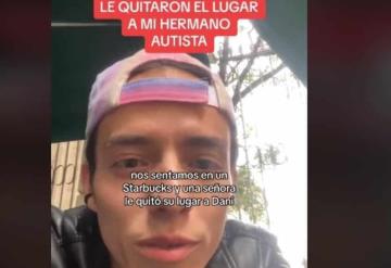 Mujer roba asiento a joven discapacitado en famosa cafetería y se indigna cuando le reclaman