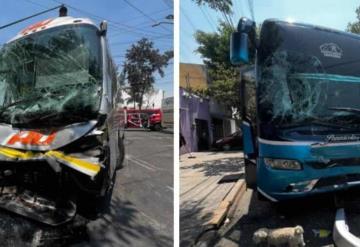 Dos autobuses chocan de frente en CDMX; suman 23 personas lesionadas