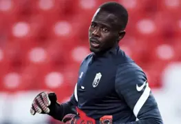 Futbolista se defiende de insultos racistas y es expulsado