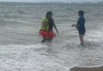 Rescatan a dos menores que eran arrastrados por la corriente en Puerto Vallarta