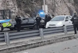 Encuentran bolsas con restos humanos en auto abandonado en Puebla