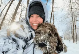 Encuentran su cuerpo abrazando a su perro tras acto de valentía en Alaska