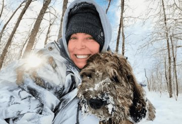 Encuentran su cuerpo abrazando a su perro tras acto de valentía en Alaska