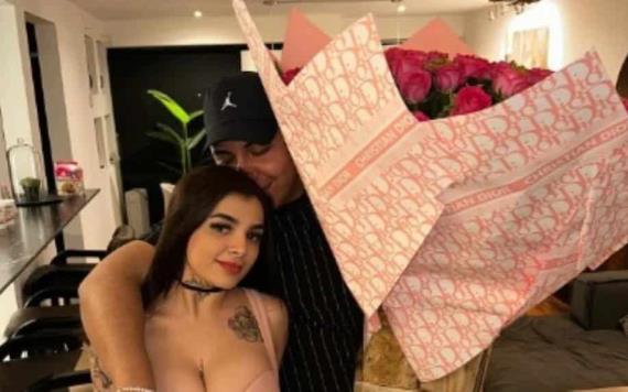 ¿La conquistó? Karely Ruiz es sorprendida por youtuber con ramo de flores buchón