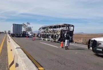 Chofer se queda dormido y provoca accidente en Sinaloa; hay 4 muertos y 5 heridos