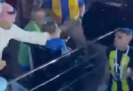 Aficionado agarra a latigazos a un futbolista en Arabia Saudita