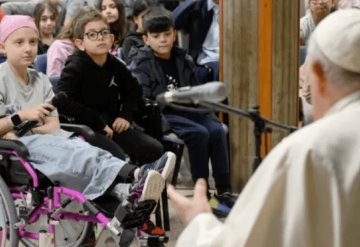 El Papa Francisco sorprendió con visita a 200 niños en una parroquia en Roma