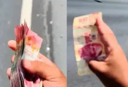 Motociclista arriesga su vida por recolectar billetes tirados en la calle