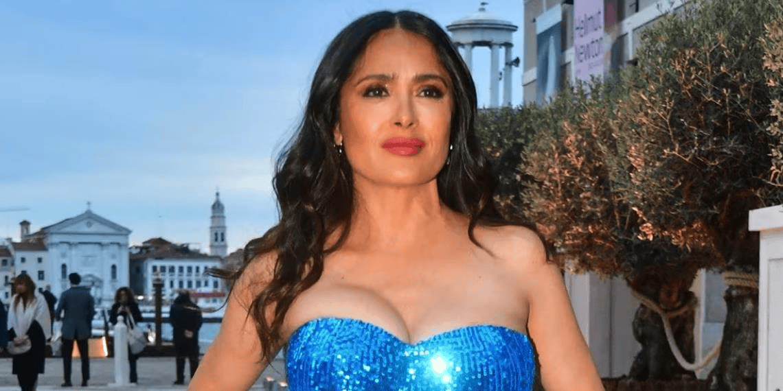 Salma Hayek arrasa Venecia con ajustado vestido de lentejuelas