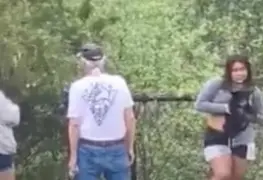 Personas son captadas sacando cachorros de oso de un árbol para tomarse fotos con ellos