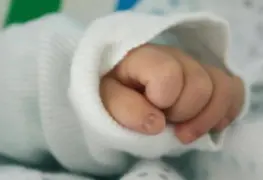 Beb&eacute; muestra en su funeral signos de vida, la llevan a hospital y muere
